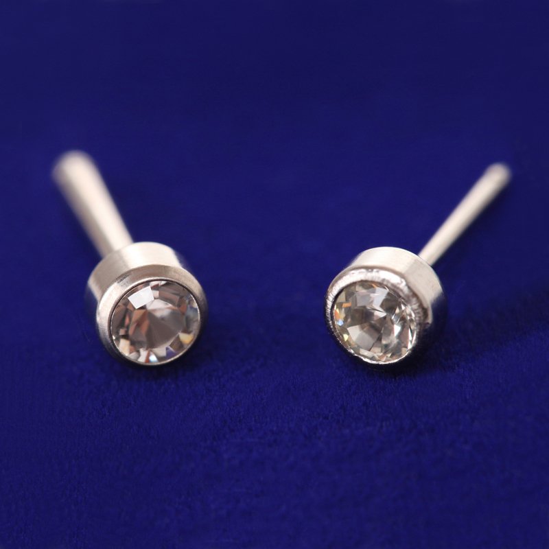 セカンドピアス 16G 軸太1.3mm クリスタル 医療用チタン【コンビニ決済OK】 16G オススメ ロングポスト 軸長 12mm HANAJYUTSU DR