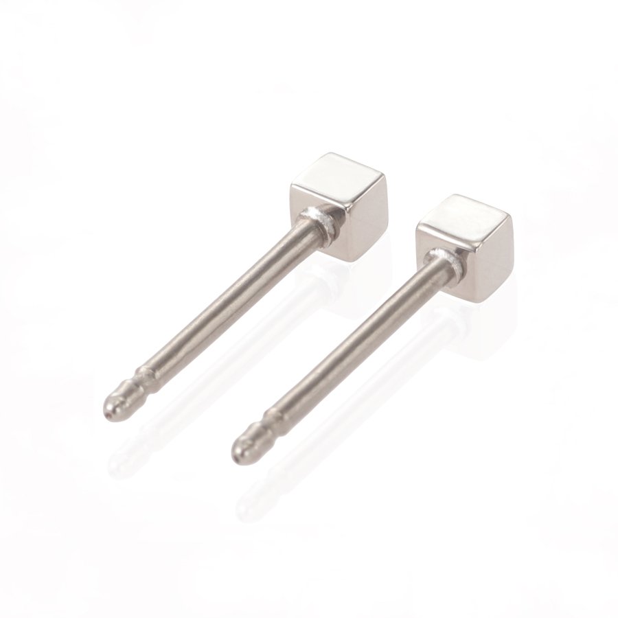 セカンドピアス 軸太 1.0mm エメラルド 5月【コンビニ決済OK】オススメ 純チタン ロングポスト 11mm 2×2スクエア スワロフスキー MEDICAL HANAJYUTSU